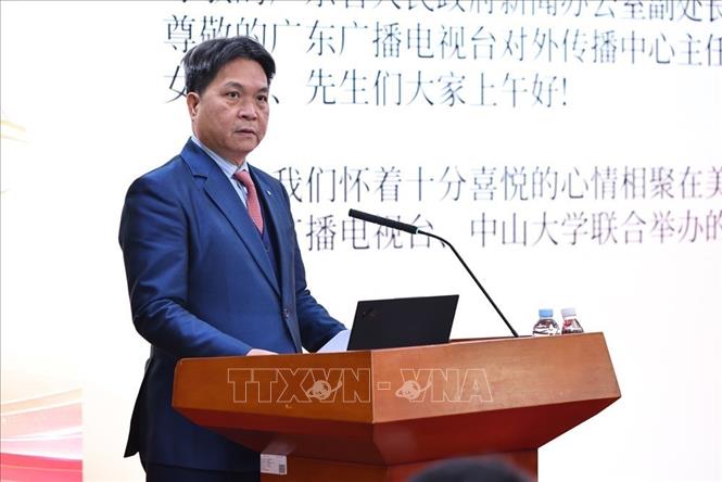 Tổng lãnh sự Việt Nam tại Quảng Châu (Trung Quốc) Nguyễn Việt Dũng phát biểu tại buổi gặp. Ảnh: Minh Đức – TTXVN