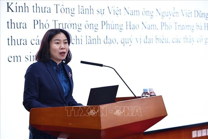 Bà Hoàng Diễm, Phó Trưởng ban Thường trực Ban Tuyên giáo Đảng ủy Đại học Trung Sơn (Quảng Đông, Trung Quốc) phát biểu tại buổi gặp. Ảnh: Minh Đức – TTXVN