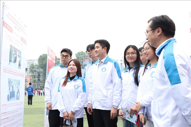 Các đại biểu tham quan Triển lãm “Sinh viên thời đại mới”. Ảnh: Hạnh Quyên- TTXVN