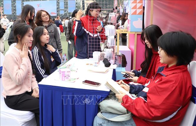 Các bạn sinh viên trải nghiệm hoạt động vẽ ký hoạ của gian trại Trường Đại học Mỹ thuật Công nghiệp. Ảnh: Hạnh Quyên-TTXVN