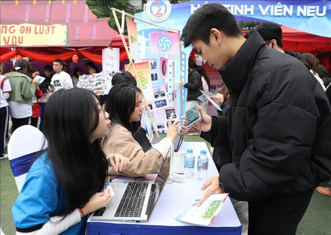 Các bạn sinh viên checkin tham gia các hoạt động tại Chương trình kỷ niệm 76 năm Ngày truyền thống học sinh, sinh viên và Hội Sinh viên Việt Nam