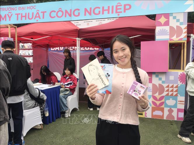 Phạm Linh Chi, sinh viên năm nhất Học viện Hành chính và Quản trị công háo hức khoe các 