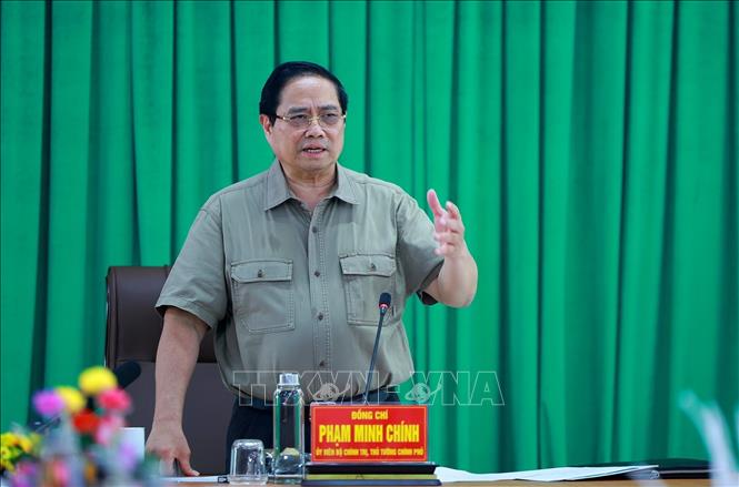 Thủ tướng Phạm Minh Chính làm việc với các nhà thầu, đơn vị thi công dự án cao tốc Cà Mau - Đất Mũi và Tuyến đường ra đảo Hòn Khoai. Ảnh: Dương Giang-TTXVN 
