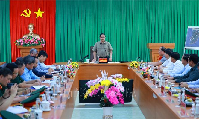 Thủ tướng Phạm Minh Chính làm việc với các nhà thầu, đơn vị thi công dự án cao tốc Cà Mau - Đất Mũi và Tuyến đường ra đảo Hòn Khoai. Ảnh: Dương Giang-TTXVN 
