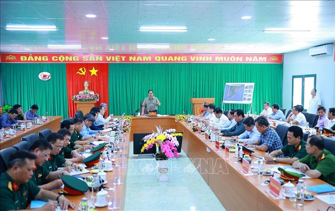 Thủ tướng Phạm Minh Chính làm việc với các nhà thầu, đơn vị thi công dự án cao tốc Cà Mau - Đất Mũi và Tuyến đường ra đảo Hòn Khoai. Ảnh: Dương Giang-TTXVN 
