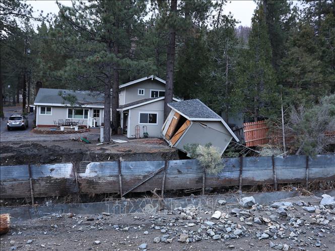 Ngôi nhà bị hư hại do bão tại Wrightwood, San Bernardino, California, Mỹ, ngày 25/12/2025. Ảnh: THX/TTXVN