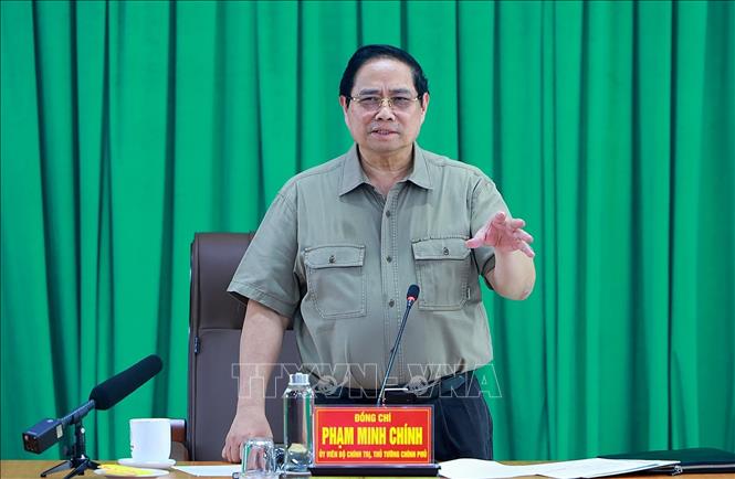Thủ tướng Phạm Minh Chính làm việc với các nhà thầu, đơn vị thi công dự án cao tốc Cà Mau - Đất Mũi và Tuyến đường ra đảo Hòn Khoai. Ảnh: Dương Giang-TTXVN 
