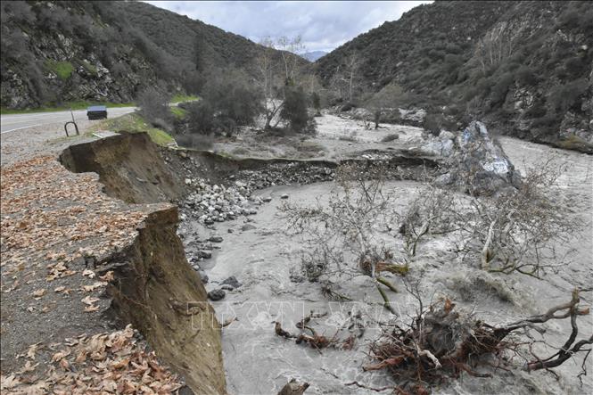 Bờ sông bị sạt lở do bão tại Los Angeles, California, Mỹ, ngày 25/12/2025. Ảnh: THX/TTXVN