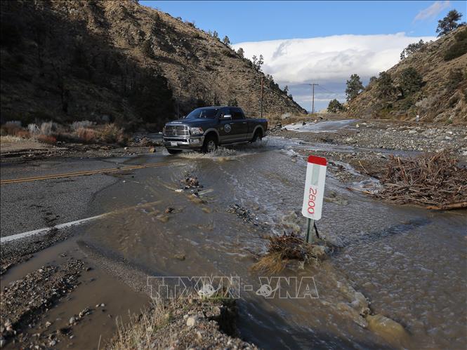Cảnh tàn phá do bão tại Wrightwood, San Bernardino, California, Mỹ, ngày 25/12/2025. Ảnh: THX/TTXVN