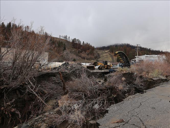 Cảnh tàn phá do bão tại Wrightwood, San Bernardino, California, Mỹ, ngày 25/12/2025. Ảnh: THX/TTXVN