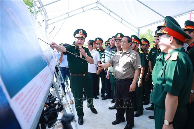 Prime Minister Pham Minh Chinh inspects the Ca Mau – Dat Mui expressway, the road to Hon Khoai island, and the Hon Khoai dual-use general port. VNA Photo: Dương Giang