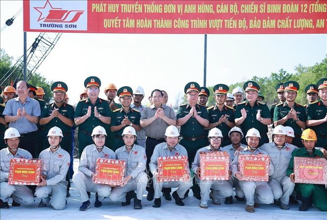 Prime Minister Pham Minh Chinh presents gifts to construction workers. VNA Photo: Dương Giang