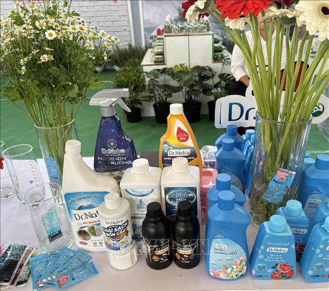 Các sản phẩm phục vụ sản xuất hoa kiểng. Ảnh: Hồng Nhung - TTXVN 