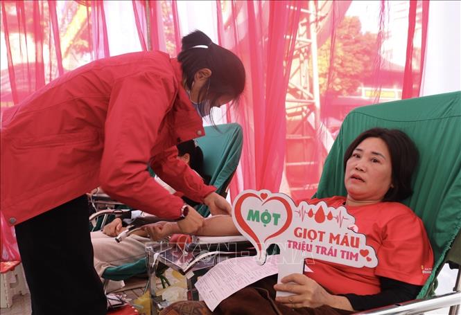 Công chức, viên chức tỉnh Cao Bằng tham gia hiến máu tình nguyện. Ảnh: Chu Hiệu-TTXVN.