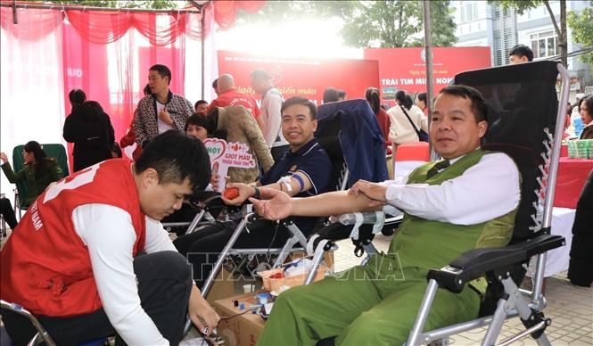 Người dân, lực lượng vũ trang tham gia hiến máu tình nguyện. Ảnh: Chu Hiệu-TTXVN.