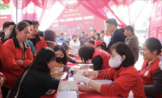 Đông đảo người dân tham gia hiến máu tình nguyện. Ảnh: Chu Hiệu-TTXVN
