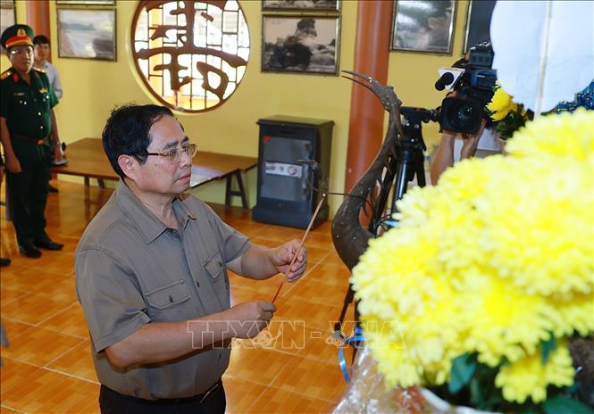 Thủ tướng Phạm Minh Chính dâng hương tưởng niệm Chủ tịch Hồ Chí Minh và các Anh hùng, liệt sĩ tại đặc khu Thổ Châu. Ảnh: Dương Giang-TTXVN
