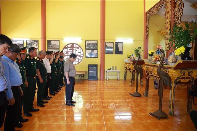 Thủ tướng Phạm Minh Chính dâng hương tưởng niệm Chủ tịch Hồ Chí Minh và các Anh hùng, liệt sĩ tại đặc khu Thổ Châu. Ảnh: Dương Giang-TTXVN
