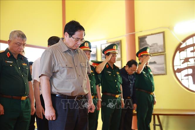 Thủ tướng Phạm Minh Chính dâng hương tưởng niệm Chủ tịch Hồ Chí Minh và các Anh hùng, liệt sĩ tại đặc khu Thổ Châu. Ảnh: Dương Giang-TTXVN
