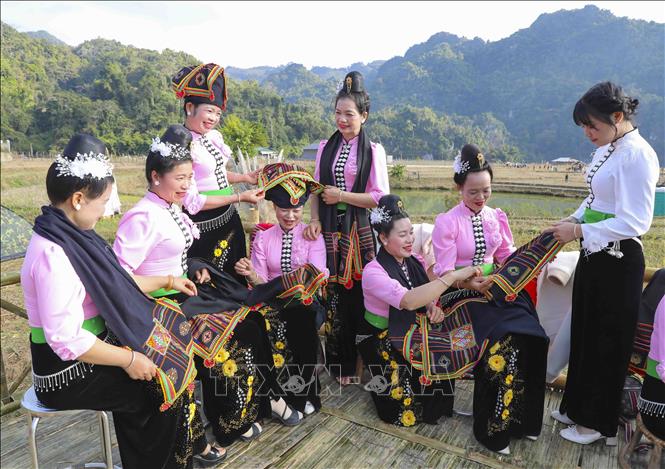 Không gian sinh hoạt văn hóa của phụ nữ dân tộc Thái tại Ngày hội. Ảnh: Xuân Tư - TTXVN