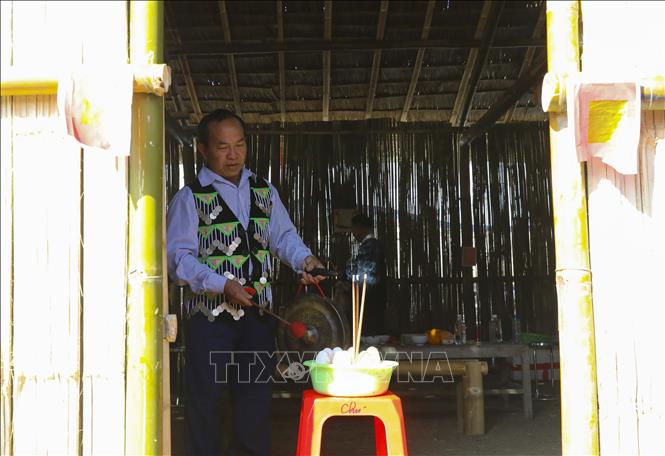 Trình diễn nghi thức cúng Tết Nào Pê Chầu của đồng bào dân tộc Mông tại Ngày hội. Ảnh: Xuân Tư - TTXVN