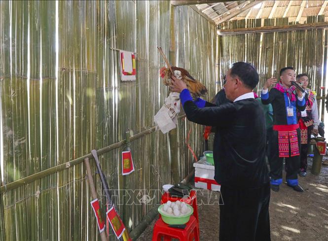 Trình diễn nghi thức cúng Tết Nào Pê Chầu của đồng bào dân tộc Mông tại Ngày hội. Ảnh: Xuân Tư - TTXVN