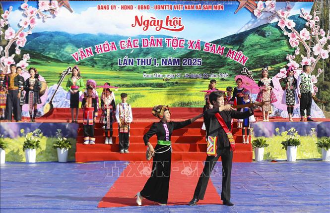 Trình diễn trang phục dân tộc tại Ngày hội. Ảnh: Xuân Tư - TTXVN