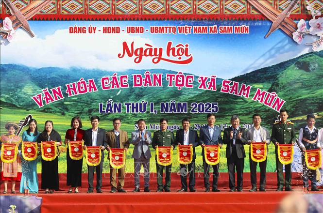 Ban Tổ chức trao cờ lưu niệm cho các đơn vị tham dự Ngày hội. Ảnh: Xuân Tư - TTXVN