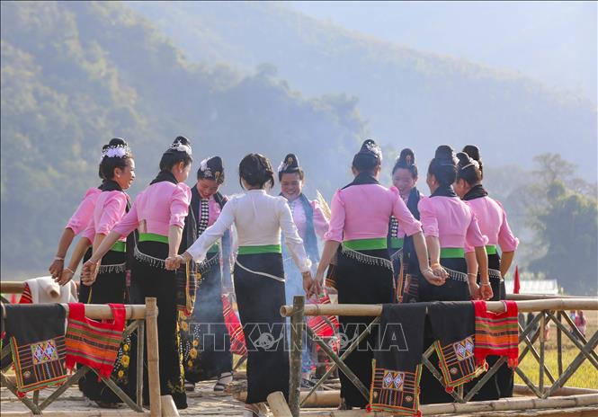 Phụ nữ dân tộc Thái trình diễn các điệu xòe tại Ngày hội. Ảnh: Xuân Tư - TTXVN