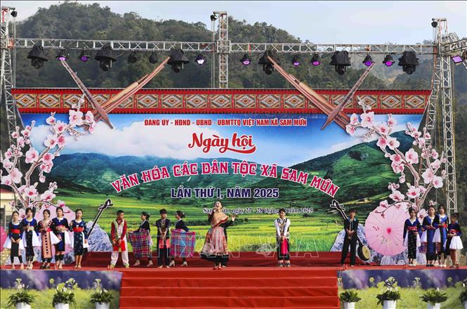 Chương trình nghệ thuật khai mạc Ngày hội Văn hóa các dân tộc xã Sam Mứn. Ảnh: Xuân Tư - TTXVN