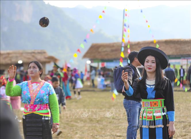 Phụ nữ dân tộc Mông ném pa pao tại Ngày hội. Ảnh: Xuân Tư - TTXVN