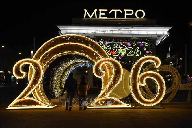 Đường phố được trang hoàng rực rỡ chờ đón Năm mới 2026, tại Moskva, Nga. Ảnh: THX/TTXVN