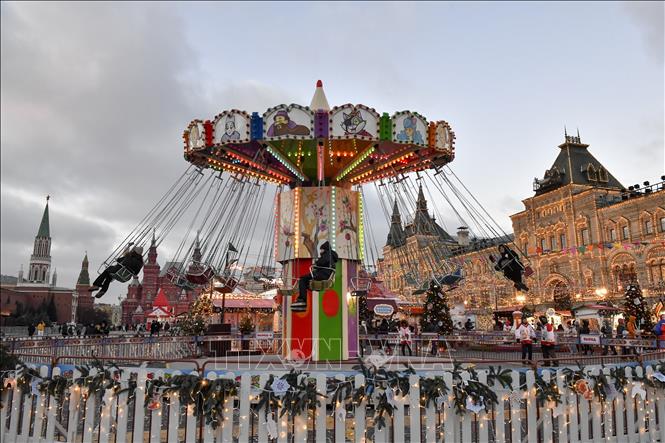 Trang hoàng rực rỡ chờ đón Năm mới 2026, tại Moskva, Nga. Ảnh: THX/TTXVN