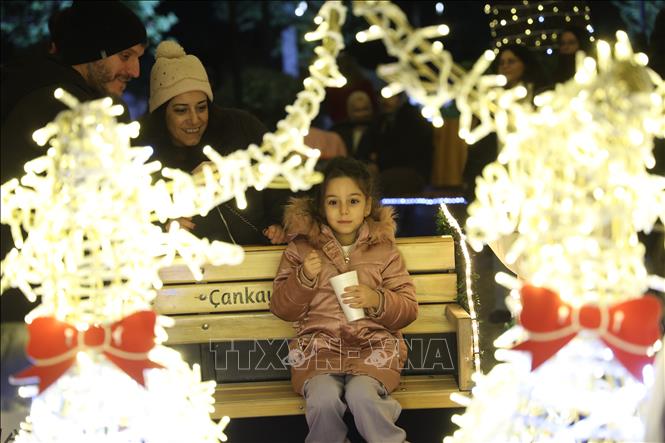 Trang hoàng rực rỡ chờ đón Năm mới 2026, tại Ankara, Thổ Nhĩ Kỳ. Ảnh: THX/TTXVN