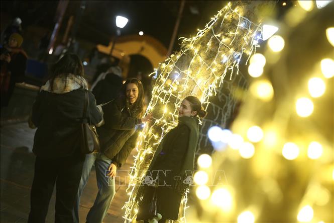 Trang hoàng rực rỡ chờ đón Năm mới 2026, tại Ankara, Thổ Nhĩ Kỳ. Ảnh: THX/TTXVN