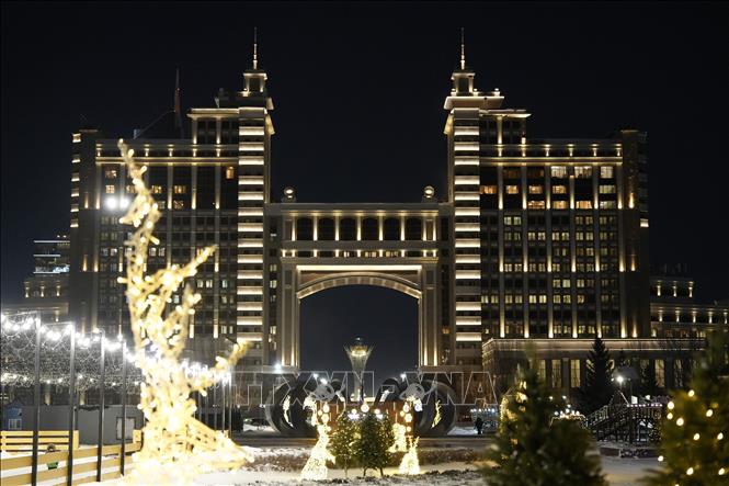 Đường phố được trang hoàng rực rỡ chờ đón Năm mới 2026, tại Astana, Kazakhstan. Ảnh: THX/TTXVN
