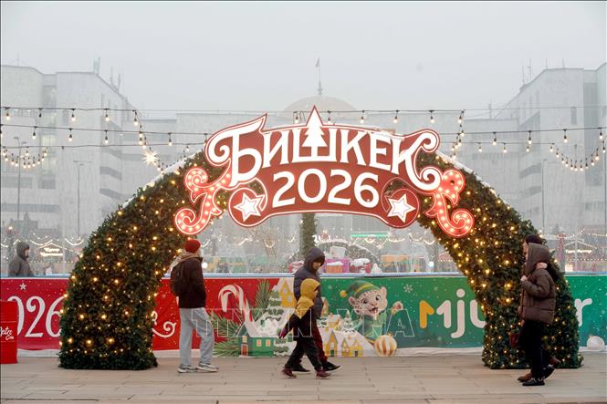 Đường phố được trang hoàng rực rỡ chờ đón Năm mới 2026, tại Bishkek, Kyrgyzstan. Ảnh: THX/TTXVN