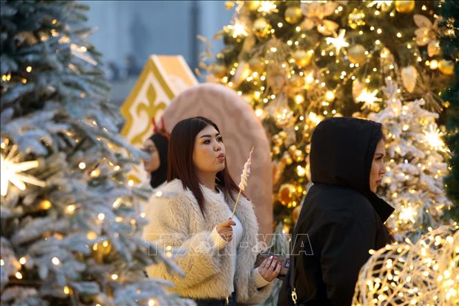 Đường phố được trang hoàng rực rỡ chờ đón Năm mới 2026, tại Bishkek, Kyrgyzstan. Ảnh: THX/TTXVN