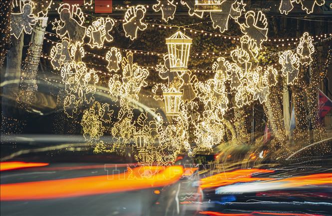 Đường phố được trang hoàng rực rỡ chờ đón Năm mới 2026, tại Tbilisi, Gruzia. Ảnh: THX/TTXVN