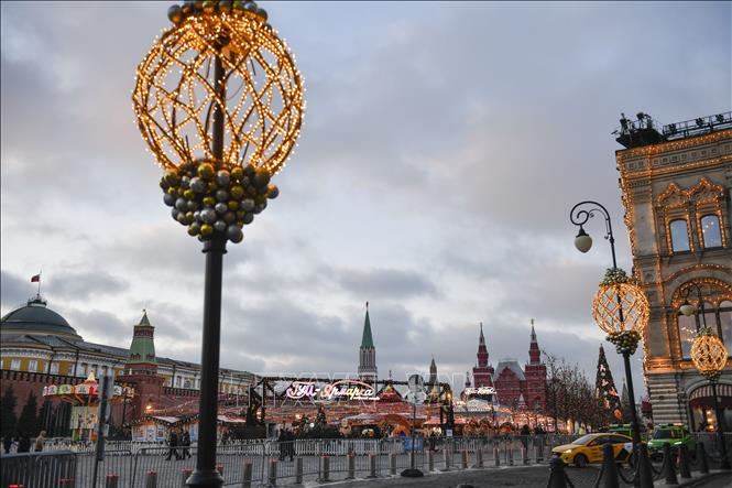 Đường phố được trang hoàng rực rỡ chờ đón Năm mới 2026, tại Moskva, Nga. Ảnh: THX/TTXVN