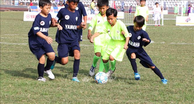 Giải đấu là nơi để các em thiếu nhi thể hiện tài năng và niềm đam mê với bóng đá. Ảnh: Hồng Thái - TTXVN