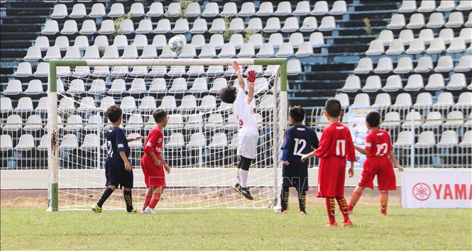 Các cầu thủ nhí thi đấu với tinh thần cống hiến. Ảnh: Hồng Thái - TTXVN