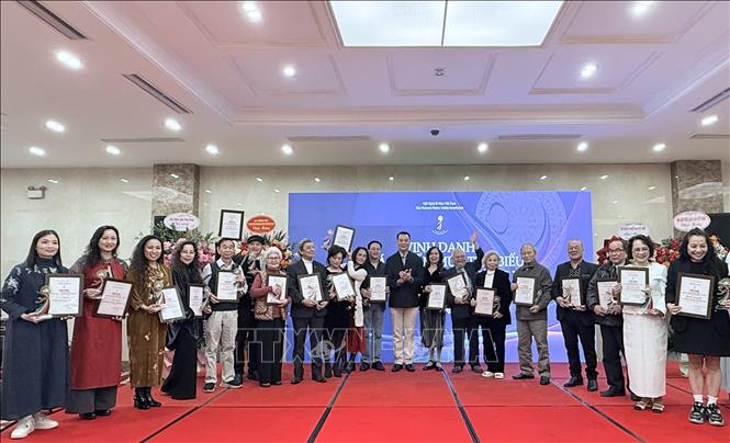 Hội Nghệ sĩ Múa Việt Nam tặng Cúp lưu niệm và Bằng vinh danh cho 50 tác phẩm múa tiêu biểu sau ngày đất nước thống nhất (30/4/1975 - 30/4/2025). Ảnh: Phương Lan - TTXVN 