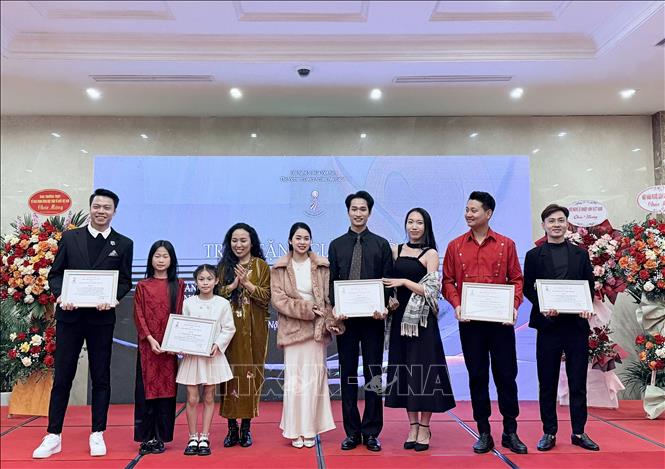 Ban tổ chức trao tặng giải thưởng cho các giả có tác phẩm xuất sắc tham dự Cuộc thi sáng tạo video nghệ thuật “Tay trong tay - Tỏa sáng tương lai”. Ảnh: Phương Lan - TTXVN 