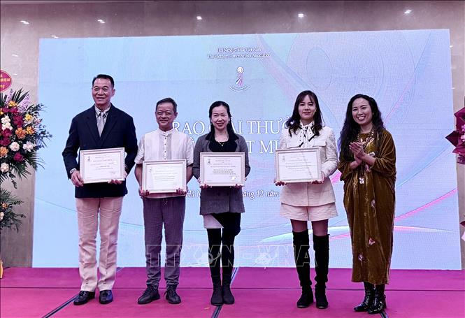 Ban tổ chức trao Giải A cho các tác giả. Ảnh: Phương Lan - TTXVN 