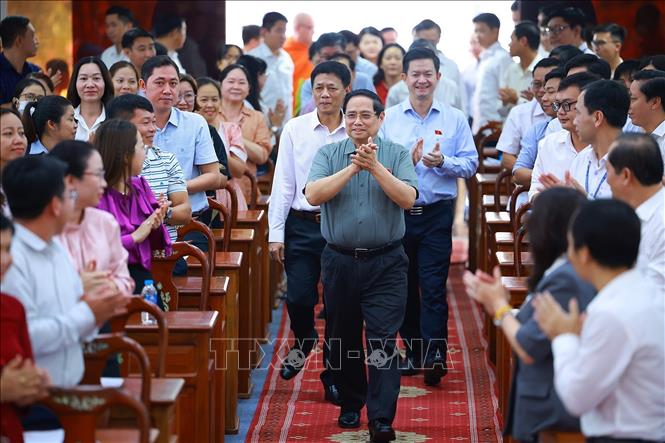 Thủ tướng Phạm Minh Chính đến Hội nghị tiếp xúc cử tri thành phố Cần Thơ. Ảnh: Dương Giang-TTXVN 
