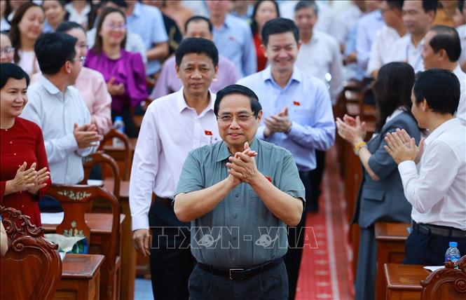 Thủ tướng Phạm Minh Chính đến Hội nghị tiếp xúc cử tri thành phố Cần Thơ. Ảnh: Dương Giang-TTXVN 
