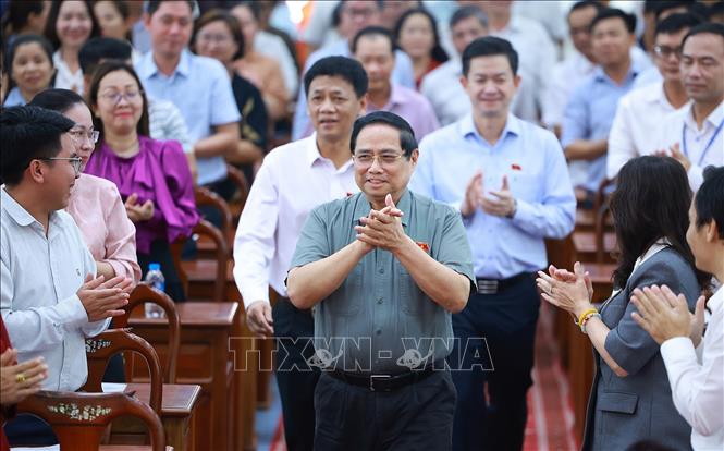 Thủ tướng Phạm Minh Chính đến Hội nghị tiếp xúc cử tri thành phố Cần Thơ. Ảnh: Dương Giang-TTXVN 
