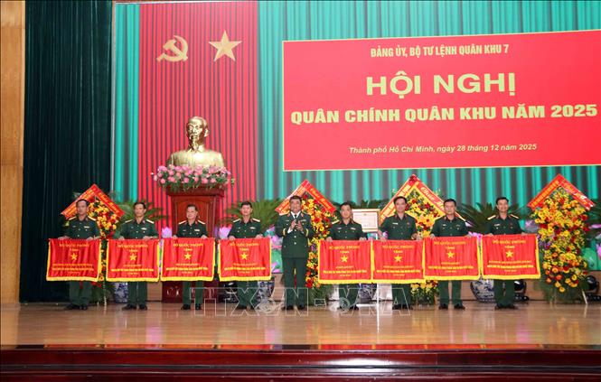Trung tướng Lê Xuân Thế, Tư lệnh Quân khu 7 trao tặng Cờ thi đua của Bộ Quốc phòng cho các tập thể thuộc lực lượng vũ trang Quân khu 7. Ảnh: Xuân Khu-TTXVN