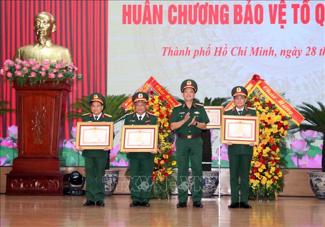 Thượng tướng Nguyễn Trường Thắng, Thứ trưởng Bộ Quốc phòng trao tặng Bằng khen của Thủ tướng Chính phủ cho các cá nhân thuộc lực lượng vũ trang Quân khu 7. Ảnh: Xuân Khu-TTXVN